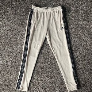 Crème adidas track pants